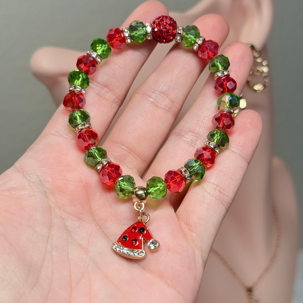 ⚜️ Festive Red and Green Beaded Bracelet with Santa Hat Charm - Picture 6 of 7